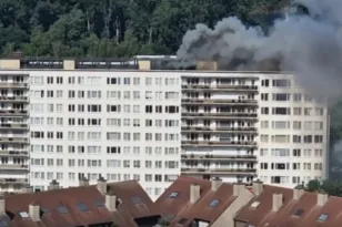 Φωτιά σε 10όροφη πολυκατοικία στην Αμβέρσα: Ένοικοι εγκλωβίστηκαν στα μπαλκόνια BINTEO