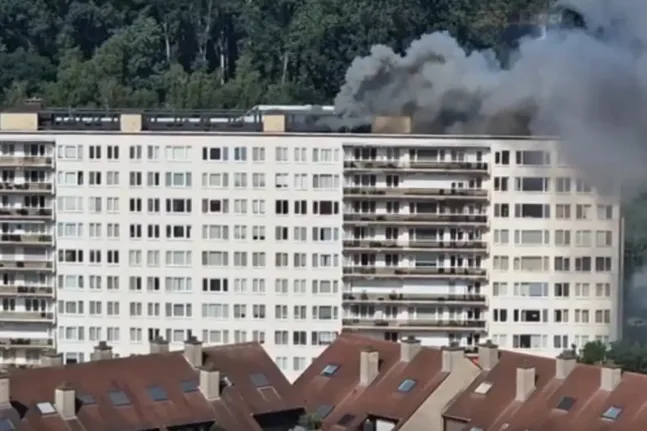 Φωτιά σε 10όροφη πολυκατοικία στην Αμβέρσα: Ένοικοι εγκλωβίστηκαν στα μπαλκόνια BINTEO