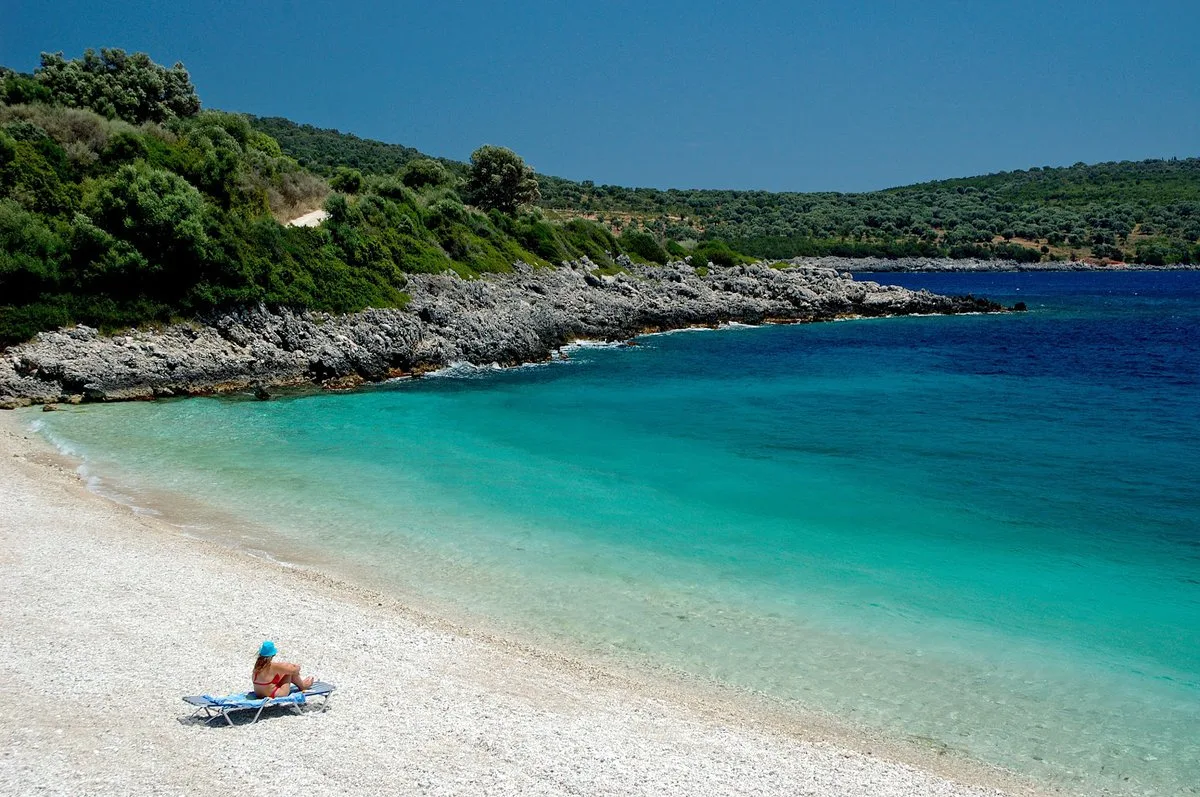 Παραλία Αμμούσω στη Λευκάδα με καθαρά γαλαζοπράσινα νερά και φυσικό τοπίο στη νοτιοανατολική πλευρά του νησιού