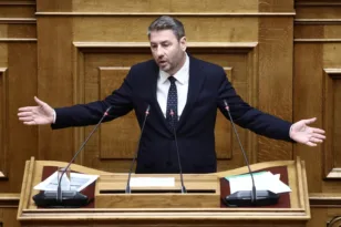 Ανδρουλάκης κατά Μητσοτάκη για την ακρίβεια: «Πόσους ελέγχους κάνατε στα καρτέλ και πόσα πρόστιμα εισπράξατε;»