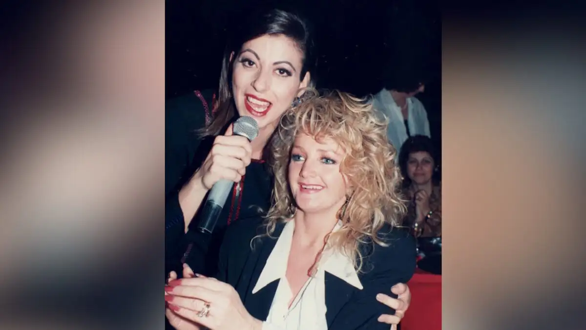 «RIP τεράστια»: Το αντίο της Άντζελας Δημητρίου στη Μπόνι Τάιλερ με μια φωτογραφία από τα ’90s «RIP τεράστια»: Το αντίο της Άντζελας Δημητρίου στη Μπόνι Τάιλερ με μια φωτογραφία από τα ’90s