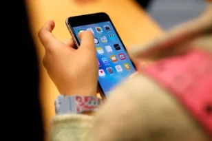 Μηδέν οθόνες έως τα 2 και «φρένο» στα social media: Το νέο σχέδιο που εξετάζει η ΕΕ