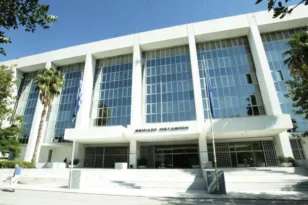 Συναγερμός στον Άρειο Πάγο: Καπνοί από το υπόγειο – Κόπηκε το ρεύμα στο κτίριο