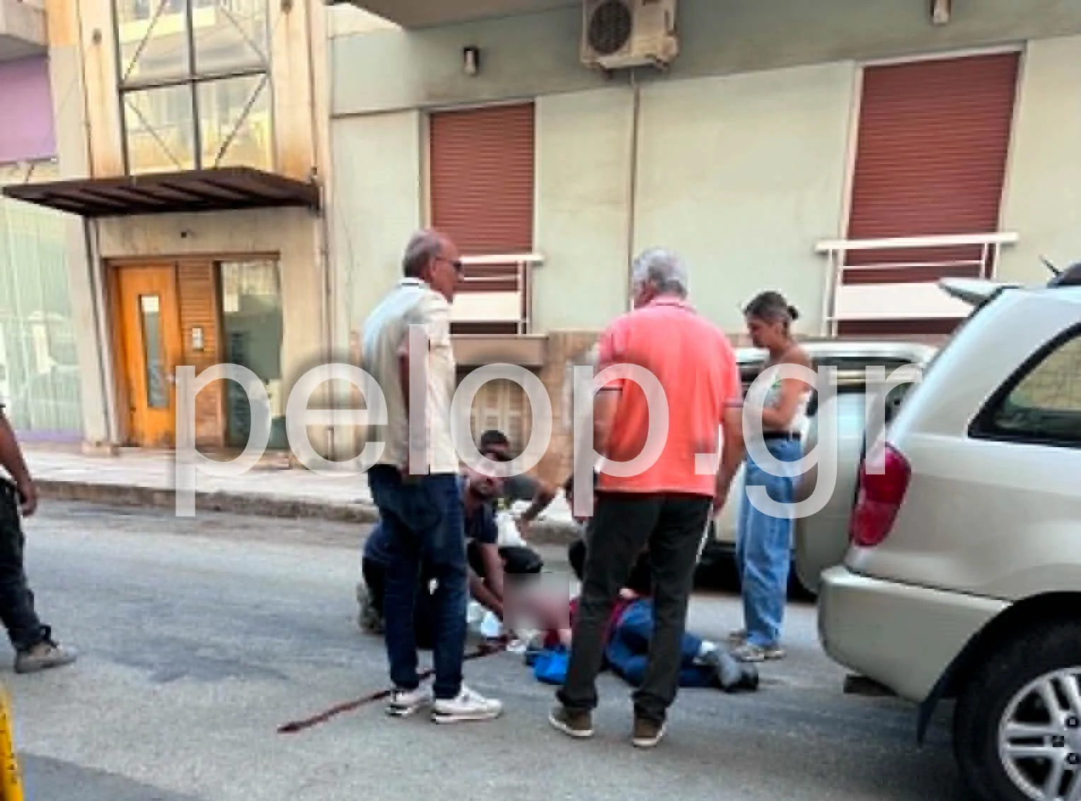 Πάτρα: Αυτοκίνητο έκανε όπισθεν και έριξε ηλικιωμένο στον δρόμο – Χτύπησε στο κεφάλι ΦΩΤΟ Πάτρα: Αυτοκίνητο έκανε όπισθεν και έριξε ηλικιωμένο στον δρόμο – Χτύπησε στο κεφάλι ΦΩΤΟ