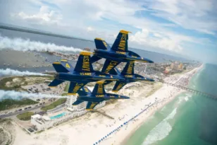 Φλόριντα: Μαχητικό των Blue Angels πέρασε ξυστά από παραλία – Σοκάρει το ΒΙΝΤΕ