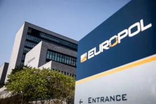 Σε παγκόσμια απειλή για τους ανηλίκους εξελίσσεται το «The Com», ένα αποκεντρωμένο δίκτυο διαδικτυακών ομάδων που προσεγγίζει νεαρά άτομα σε κοινωνικά δίκτυα.