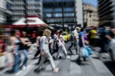 Ανεργία στο 8%: Έπεσε σε έναν χρόνο, ανέβηκε σε έναν μήνα – Στο 19,5% για τους νέους