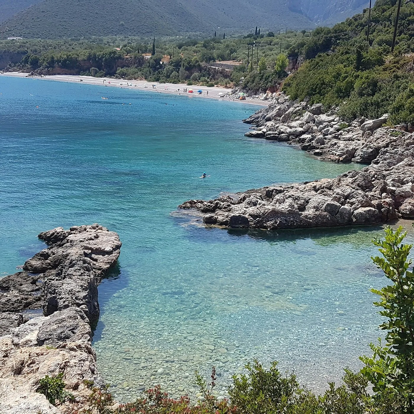 Κυπαρίσσι Λακωνίας: Το παραθαλάσσιο χωριό της Πελοποννήσου που μοιάζει με νησί Βραχώδης κολπίσκος με διάφανα γαλάζια νερά και βοτσαλωτή ακτή στο Κυπαρίσσι Λακωνίας