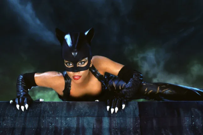Η Χάλι Μπέρι ως Catwoman στην superhero ταινία του 2004