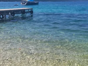 Σκάφη προσέγγισαν την Αγραπιδιά στον Κάλαμο και γέμισε ξαφνικά φυσαλίδες η θάλασσα