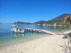 Σκάφη προσέγγισαν την Αγραπιδιά στον Κάλαμο και γέμισε ξαφνικά φυσαλίδες η θάλασσα