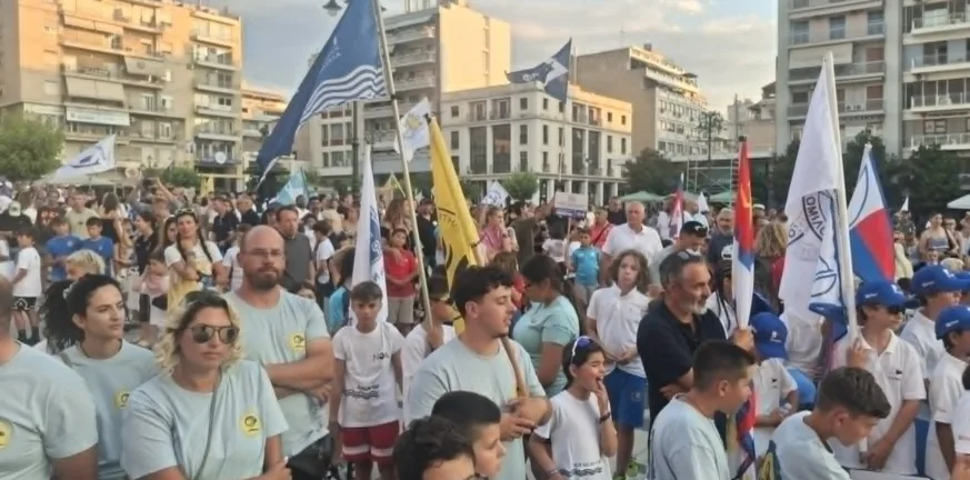 Πλημμύρισε από τους μικρούς «καπετάνιους» των Optimist η πλατεία Γεωργίου Α΄ - Φωτογραφίες