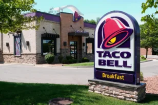 Taco Bell: Το μαρούλι που συνδέεται με 1.644 κρούσματα «εκρηκτικής διάρροιας»
