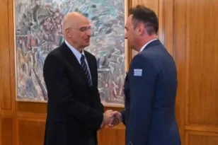 F-16 στη Ζάκυνθο: Ο Δένδιας συνεχάρη τον πιλότο που προσγείωσε το φλεγόμενο μαχητικό