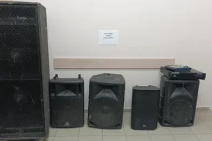 Δυτική Αχαΐα: Έστρεψε τα ηχεία προς τα σπίτια και έβαλε μουσική στη διαπασών – Συνελήφθη μετά τις καταγγελίες