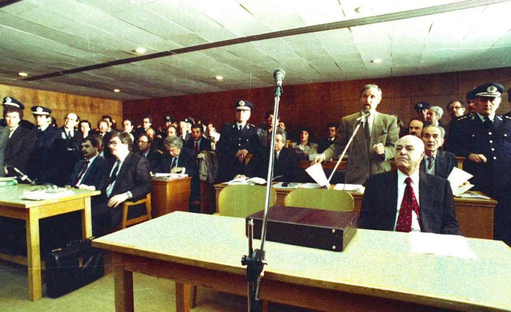 Σαν σήμερα το ’89: Ο Ανδρέας, ο Κοσκωτάς και τα πρωτοσέλιδα της «κάθαρσης» Σαν σήμερα το ’89: Ο Ανδρέας, ο Κοσκωτάς και τα πρωτοσέλιδα της «κάθαρσης»