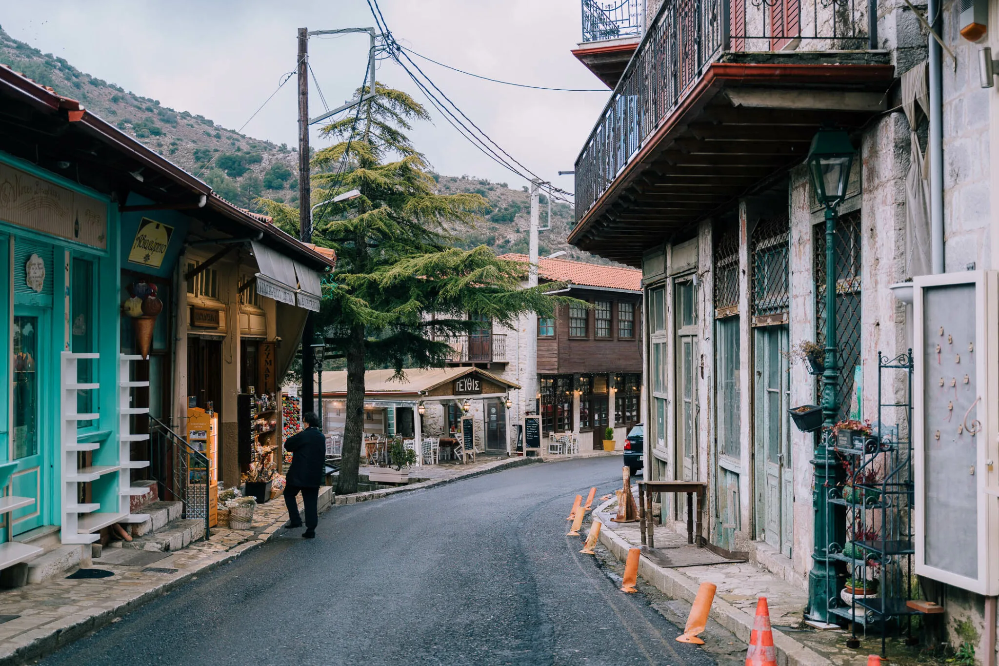 5 στάσεις στην Πελοπόννησο για βουτιές, πυργόσπιτα και δροσερές πλατείες 5 στάσεις στην Πελοπόννησο για βουτιές, πυργόσπιτα και δροσερές πλατείες