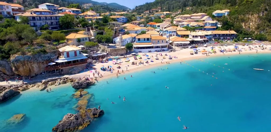 Άγιος Νικήτας στη Λευκάδα με γραφικά στενά, παραδοσιακά σπίτια και θέα στη θάλασσα