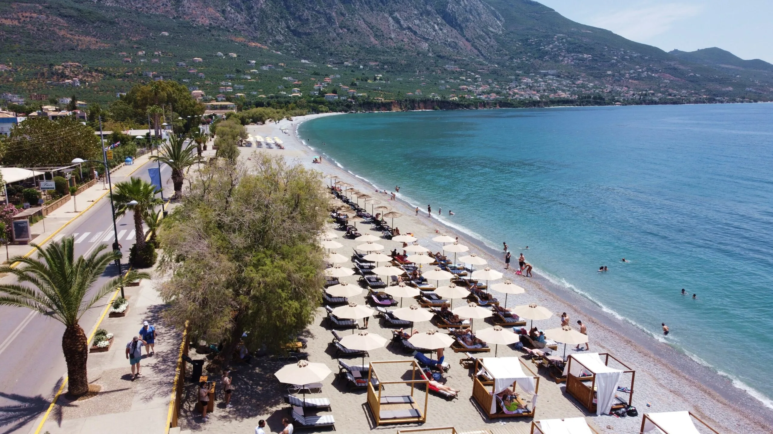 Καλαμάτα: Μπάνιο το πρωί, Παλιά Πόλη το βράδυ – Το καλοκαίρι εδώ παίζει σαν ταινία