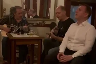 Από τα έδρανα στο τραγούδι: Ο Παναγιώτης Δουδωνής ερμηνεύει Χιώτη σε ταβέρνα ΒΙΝΤΕΟ