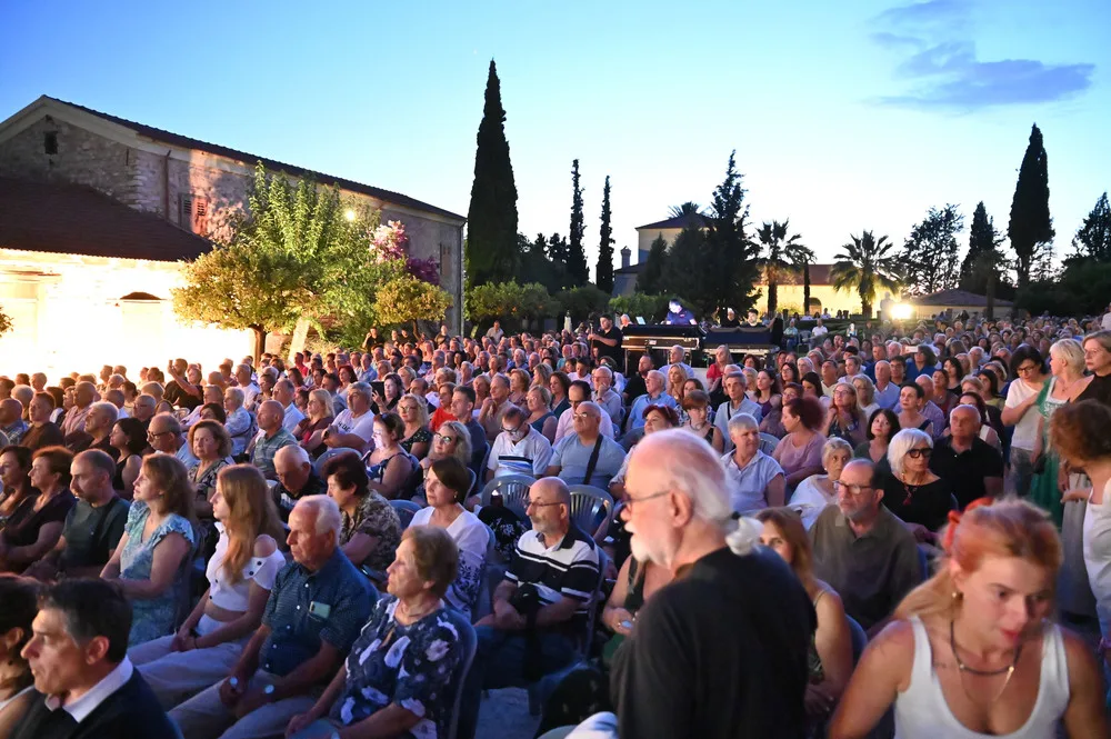 Πάτρα: Ρεμπέτικες μελωδίες «πλημμύρισαν» την Καστροπολιτεία της Αχαΐα Κλάους