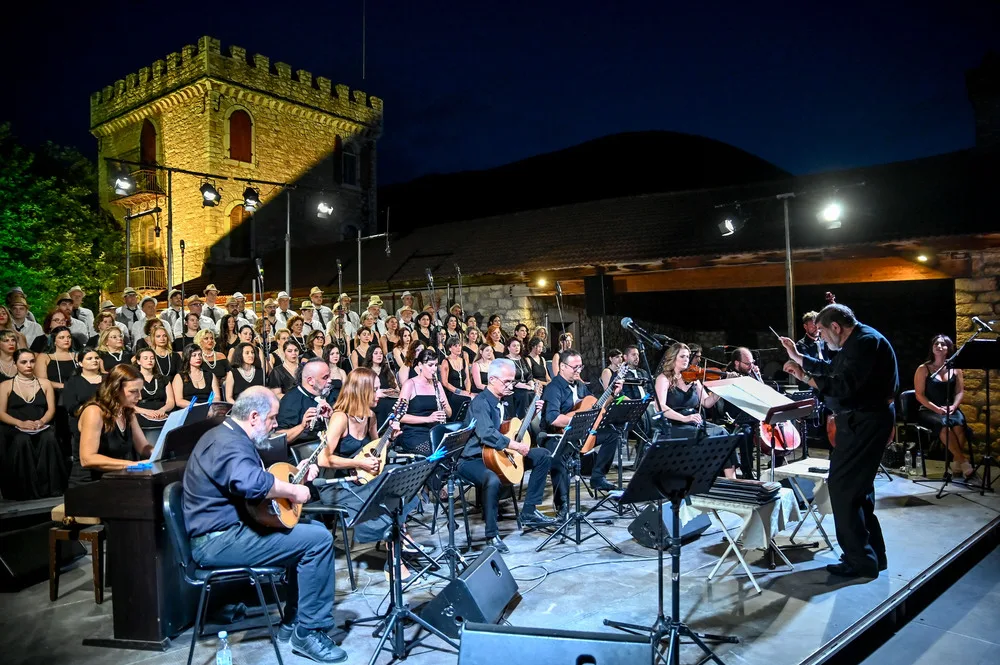 Πάτρα: Ρεμπέτικες μελωδίες «πλημμύρισαν» την Καστροπολιτεία της Αχαΐα Κλάους