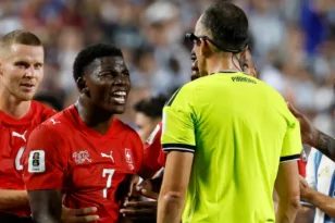 VAR και αποβολή για θέατρο στο Αργεντινή – Ελβετία: Μία από τις πιο σπάνιες φάσεις στην ιστορία των Μουντιάλ