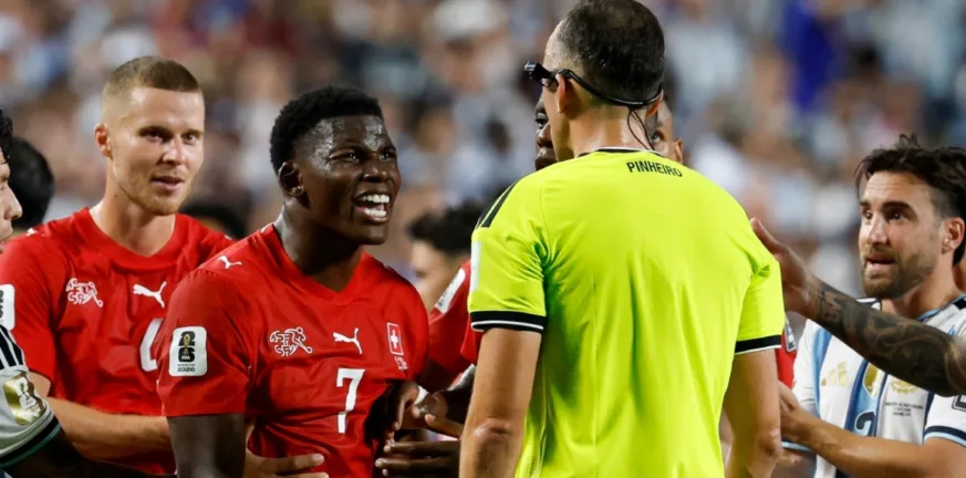 VAR και αποβολή για θέατρο στο Αργεντινή – Ελβετία: Μία από τις πιο σπάνιες φάσεις στην ιστορία των Μουντιάλ