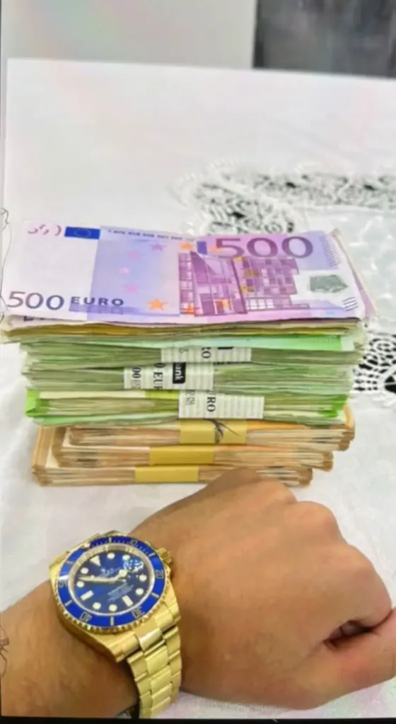 Ζεφύρι: Το «ΔΕΗ.GR 2.0» της απάτης με λεία 1,6 εκατ. ευρώ – Πόζαραν με λίρες, μετρητά και ρολόγια Ζεφύρι: Το «ΔΕΗ.GR 2.0» της απάτης με λεία 1,6 εκατ. ευρώ – Πόζαραν με λίρες, μετρητά και ρολόγια