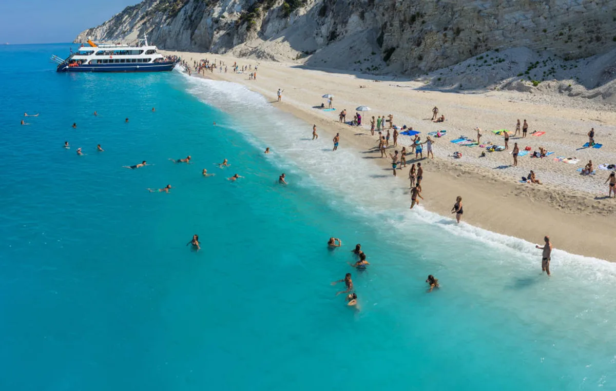 Παραλία Εγκρεμνοί στη Λευκάδα με λευκά βότσαλα, απόκρημνους βράχους και έντονα γαλάζια νερά στο Ιόνιο