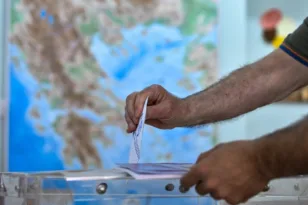 Δημοσκόπηση Interview: Στις 12 μονάδες η ψαλίδα ΝΔ–ΕΛΑΣ, «εκλογές τώρα» λέει το 51%