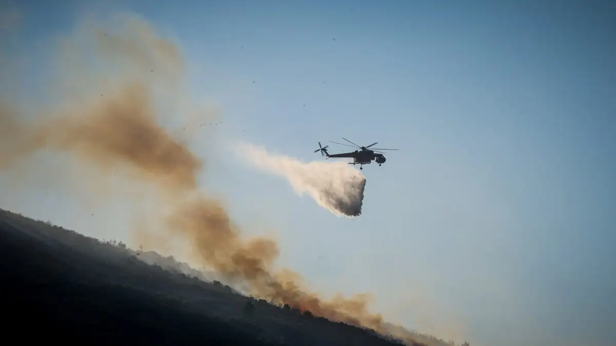 Συναγερμός στη Λέσβο: Φωτιά κοντά σε σπίτια και ταβέρνα – Τρία εναέρια στη μάχη