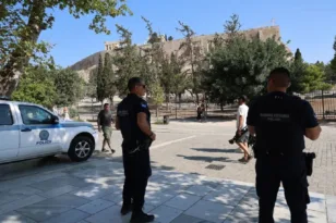 Ακρόπολη: «Πήγε να σφάξει μια γυναίκα» – Τα ουρλιαχτά, το αίμα και το βαρύ παρελθόν του 60χρονου