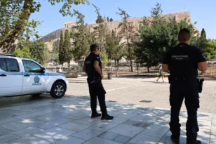 Ακρόπολη: Προφυλακίστηκε ο 60χρονος για την επίθεση στους τουρίστες – Κατηγορείται για απόπειρα ανθρωποκτονίας