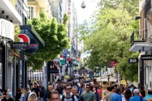 Τα νοικοκυριά ξόδεψαν 40,4 δισ. ευρώ με διαθέσιμο εισόδημα 39,13 δισ. – «Βουτιά» στην αποταμίευση