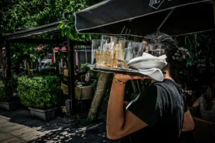 Η Gen Z λέει «όχι» στη σεζόν: Γιατί οι νέοι εγκαταλείπουν τις δουλειές στον τουρισμό