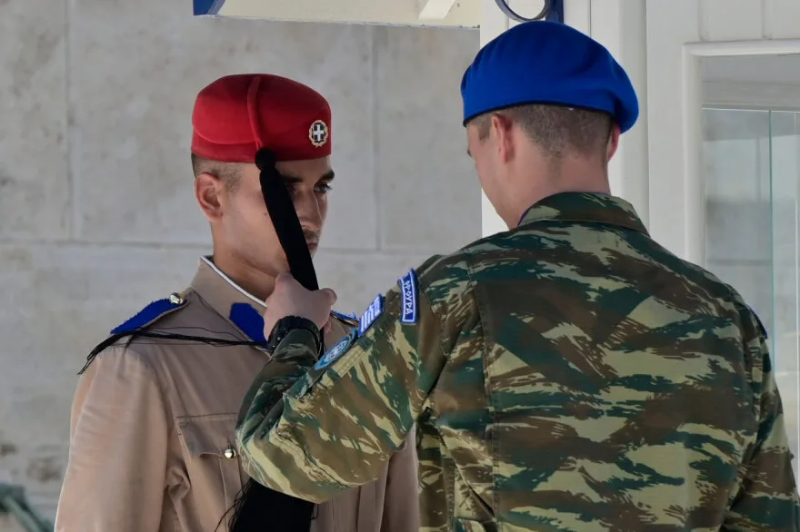 Σύνταγμα: Οι Εύζωνες λιώνουν στους 43 βαθμούς – Νερό και ιδρώτας στη σκοπιά ΦΩΤΟ Σύνταγμα: Οι Εύζωνες λιώνουν στους 43 βαθμούς – Νερό και ιδρώτας στη σκοπιά ΦΩΤΟ