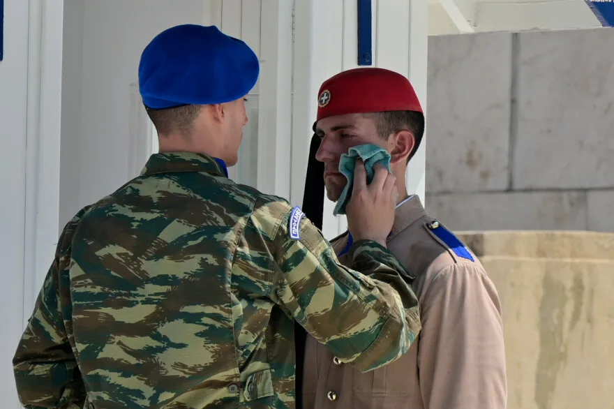 Σύνταγμα: Οι Εύζωνες λιώνουν στους 43 βαθμούς – Νερό και ιδρώτας στη σκοπιά ΦΩΤΟ