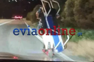 Εύβοια: Δύο άτομα με ηλεκτρικό πατίνι μετέφεραν… ξαπλώστρα στον δρόμο Αλιβερίου–Χαλκίδας
