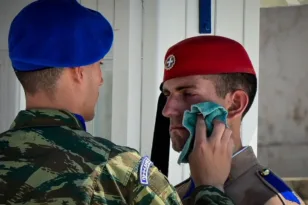 Σύνταγμα: Οι Εύζωνες λιώνουν στους 43 βαθμούς – Νερό και ιδρώτας στη σκοπιά ΦΩΤΟ