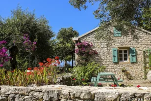 Εξοχική κατοικία: Ξένοι και Έλληνες σαρώνουν το Ιόνιο – Η Δυτική Ελλάδα κρύβει χρυσές ευκαιρίες, οι τιμές ανά περιοχή