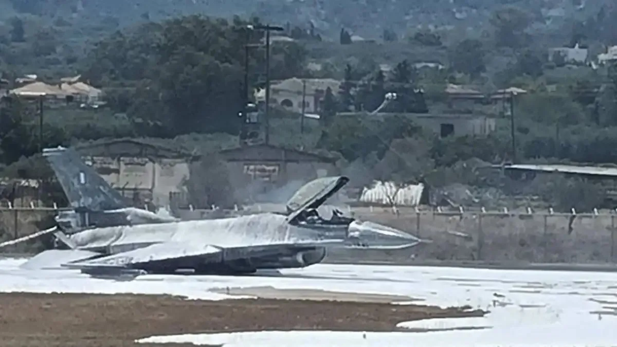 Αναγκαστική προσγείωση F-16 στη Ζάκυνθο – Προσγειώθηκε χωρίς τροχούς, ασφαλής ο πιλότος Αναγκαστική προσγείωση F-16 στη Ζάκυνθο – Προσγειώθηκε χωρίς τροχούς, ασφαλής ο πιλότος