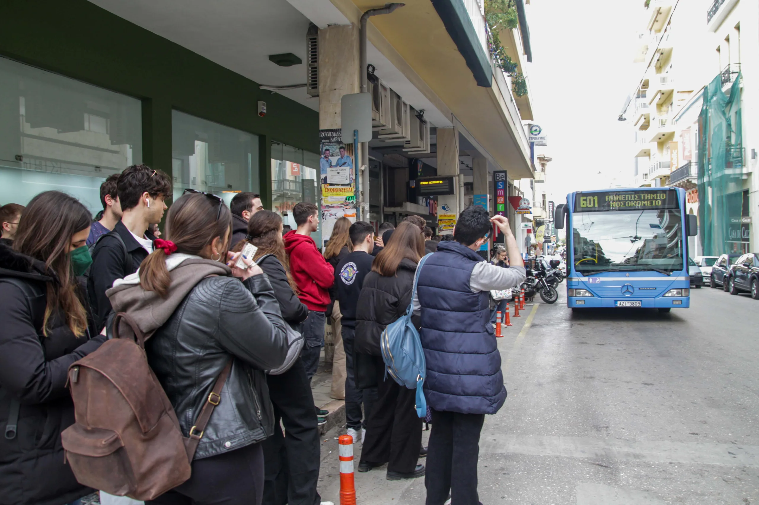 Ο Χρ. Μπούρας για το δημογραφικό και τα τμήματα με έναν εισαχθέντα: «Να τελειώσει το ''κάθε πόλη κι ένα πανεπιστήμιο''» Φοιτητές στην στάση του αστικού ΚΤΕΛ