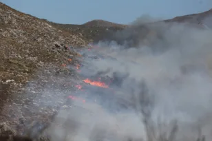 Καπνοί από τη φωτιά στο Ποικίλο Όρος κοντά στο Δαφνί και το Χαϊδάρι