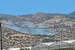 Φωτιά στην Ιεράπετρα: Μήνυμα 112 για εκκένωση στα Μπραμιανά – Στη μάχη ελικόπτερα με ανέμους 7 μποφόρ
