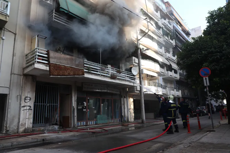 Συναγερμός στον Πειραιά: Μεγάλη κινητοποίηση της Πυροσβεστικής για φωτιά σε διαμέρισμα, κυκλοφοριακές ρυθμίσεις ΦΩΤΟ Συναγερμός στον Πειραιά: Μεγάλη κινητοποίηση της Πυροσβεστικής για φωτιά σε διαμέρισμα, κυκλοφοριακές ρυθμίσεις ΦΩΤΟ