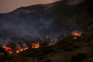 Πύρινος εφιάλτης στην Κρήτη: Μάχη σε Ρέθυμνο και Σητεία – Ενισχύονται οι άνεμοι, αδυνατούν τα εναέρια