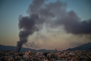 Ερωτηματικά και απαντήσεις για την καταστροφική πυρκαγιά στο παλιό κτίριο του Θεάτρου Μπάντμιντον στο Μητροπολιτικό Πάρκο Γουδή, ΦΩΤΟ