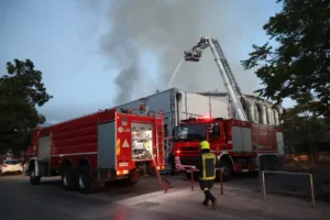 Ερωτηματικά και απαντήσεις για την καταστροφική πυρκαγιά στο παλιό κτίριο του Θεάτρου Μπάντμιντον στο Μητροπολιτικό Πάρκο Γουδή, ΦΩΤΟ