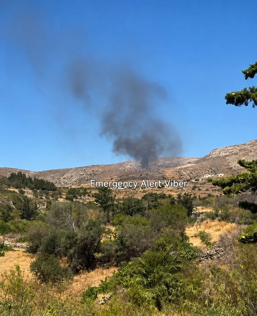 Καίγεται η Πάρος: Τέσσερις εκκενώσεις και 12 εναέρια στη μάχη